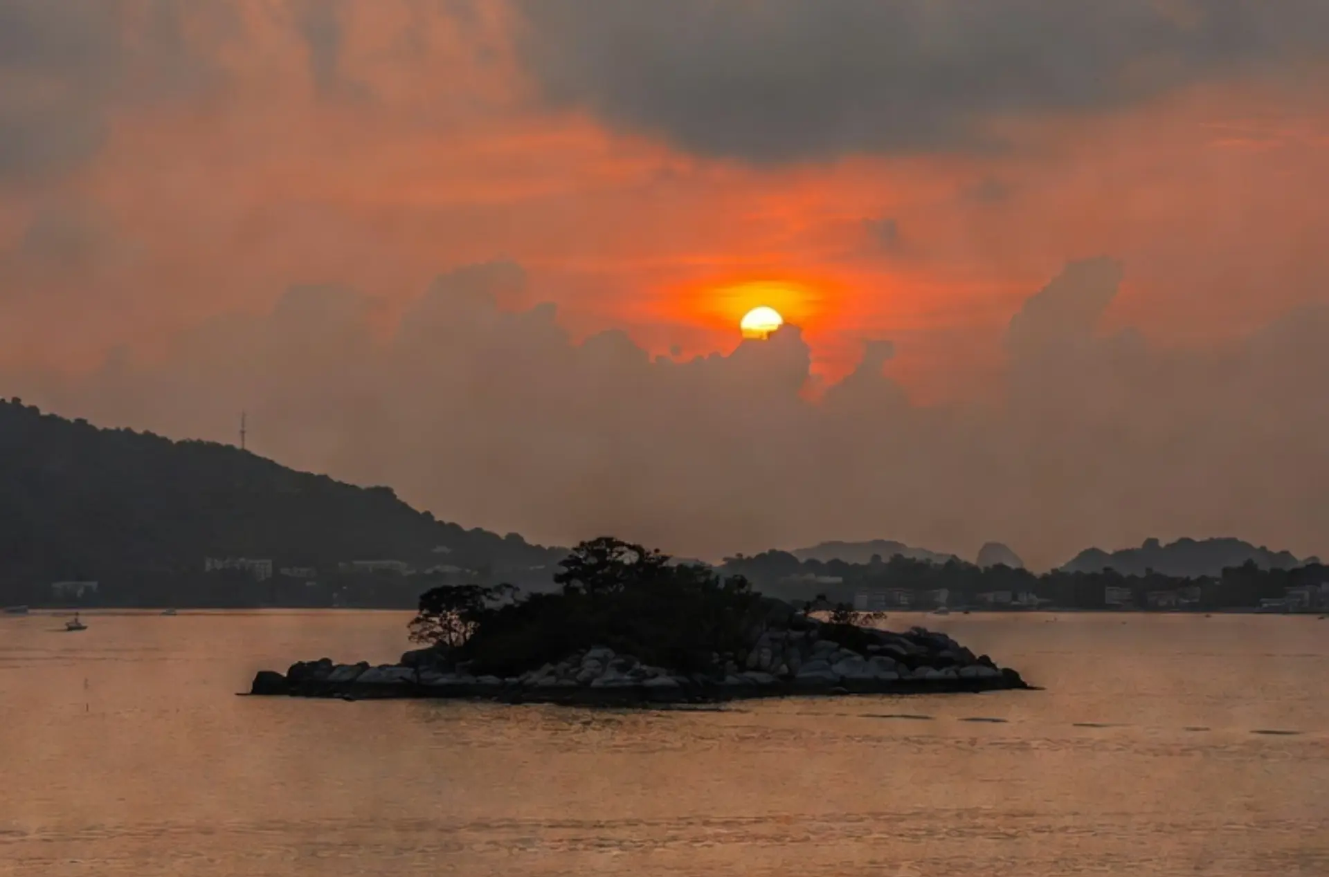 Luxury Phuket Island Cruise Honeymoon Package